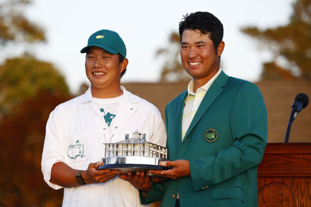 AUGUSTA Hideki Matsuyama, Shota Hayafuji e il Masters Trophy   (Foto di Jared C. Tilton / GETTY IMAGES NORTH AMERICA / Getty Images via AFP).