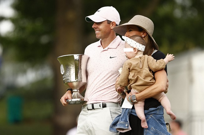 CHARLOTTE Rory McIlroy con la moglie Erica e la figlia Poppy festeggia la vittoria nel Wells Fargo Championship (Foto di Maddie Meyer / GETTY IMAGES NORTH AMERICA / Getty Images via AFP)