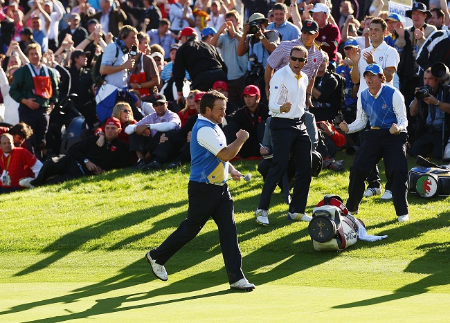 NEWPORT Graeme McDowell chiude la buca 16 al Celtic Manor Resort nella Ryder Cup 2010 in Scozia (Foto di Richard Heathcote/Getty Images)