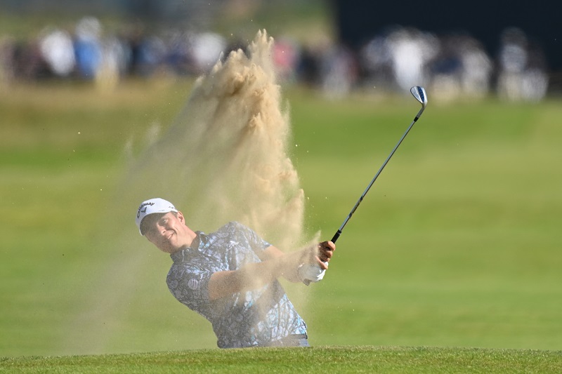 Guido Migliozzi esce dal bunker alla buca 7 nel secondo giro dell'Open Championship 2021 (Foto di Glyn KIRK / AFP).