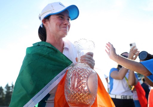 TOLEDO Leona Maguire col trofeo della Solheim Cup dopo la vittoria in Ohio (Foto di Maddie Meyer / GETTY IMAGES NORTH AMERICA / Getty Images via AFP)