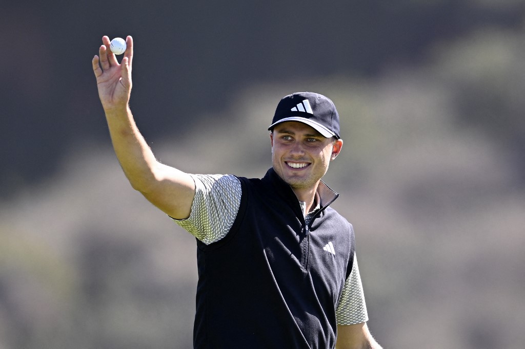 LA JOLLA, CALIFORNIA  Ludvig Aberg mostra la pallina dopo la hole-in-one (Photo by Orlando Ramirez / GETTY IMAGES NORTH AMERICA / Getty Images via AFP)