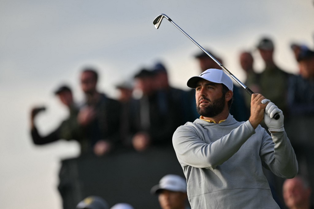 Scottie Scheffler alla buca 16 del The Open Championship (Foto by Glyn KIRK / AFP)