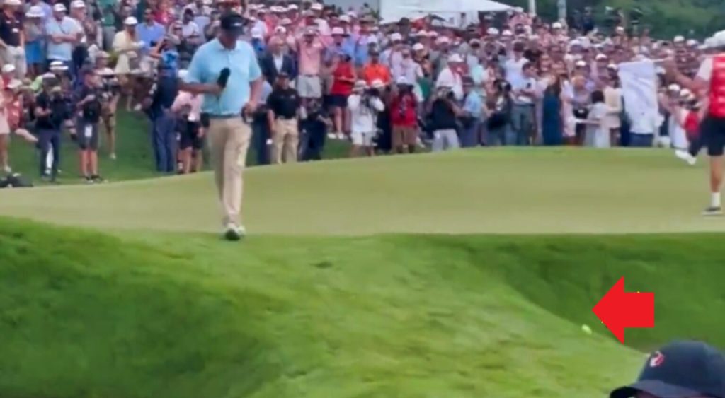 Uno scatto preso dal video X del lancio del sex toy al Tour Championship di golf
