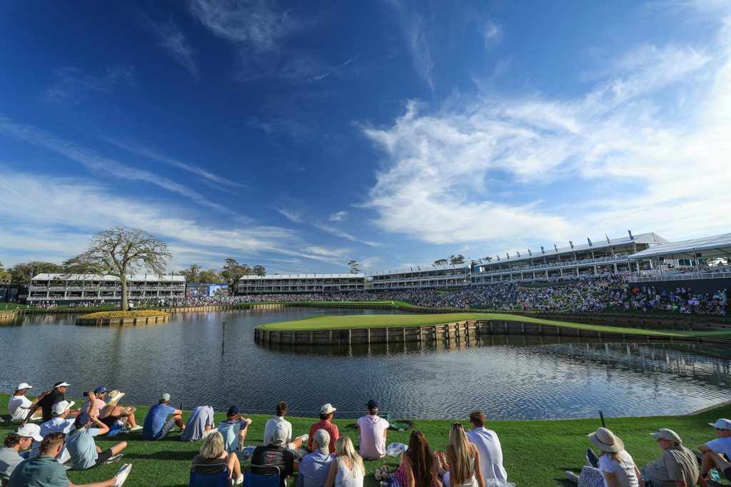 PONTE VEDRA BEACH Il pubblico assiepato ad attendere giocatori e palline alla buca 17 di TPC Sawgrass (Foto di David Cannon/Getty Images)