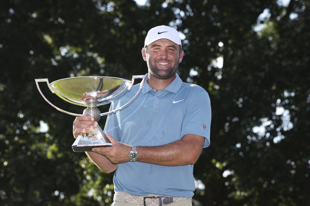 ATLANTA, GEORGIA Scottie Scheffler e il trofeo del TOUR Championship 2026 (Foto di Kevin C. Cox / GETTY IMAGES NORTH AMERICA / Getty Images via AFP)