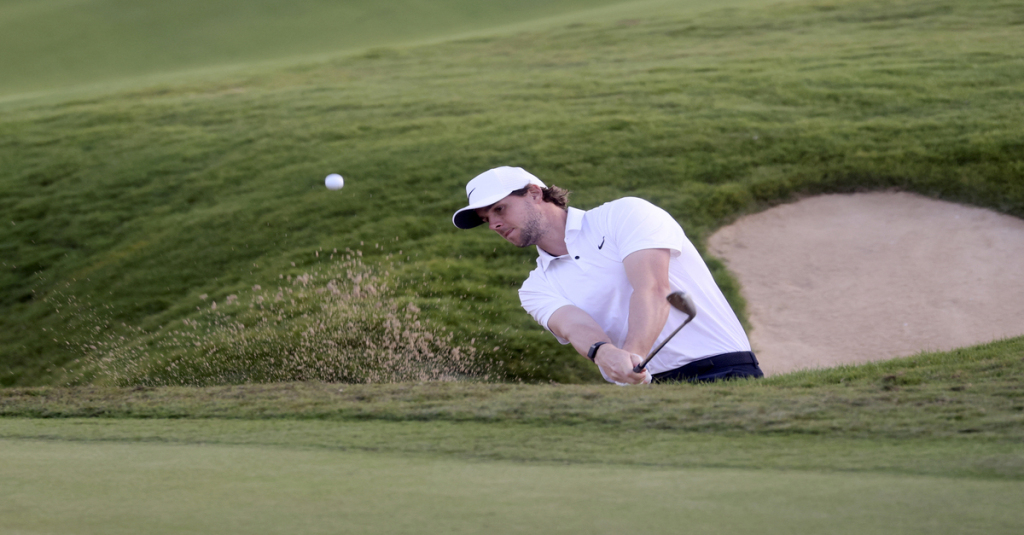 Thomas Pieters impegnato all'Abu Dhabi HSBC Golf Championship 2023 (Foto di Karim SAHIB / AFP).