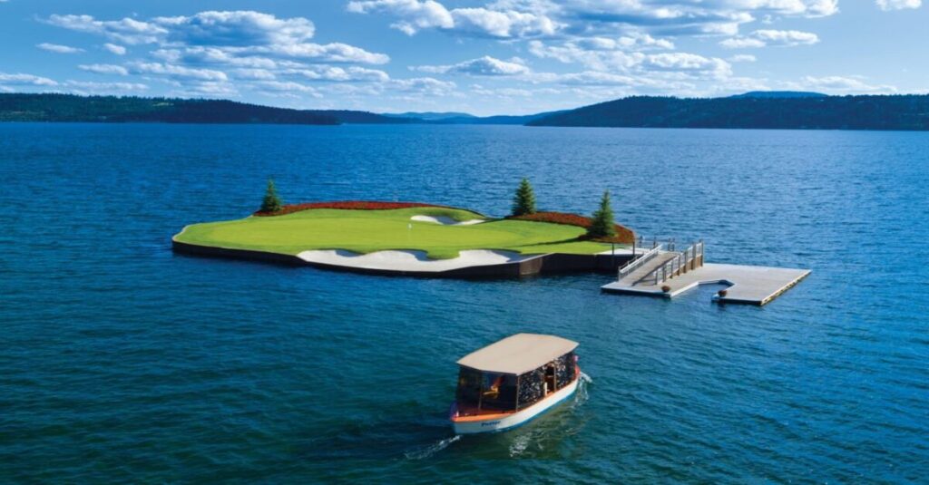 Il Putter sta portando i golfisti verso l'ambita meta al Coeur d'Alena Resort, isole da golf