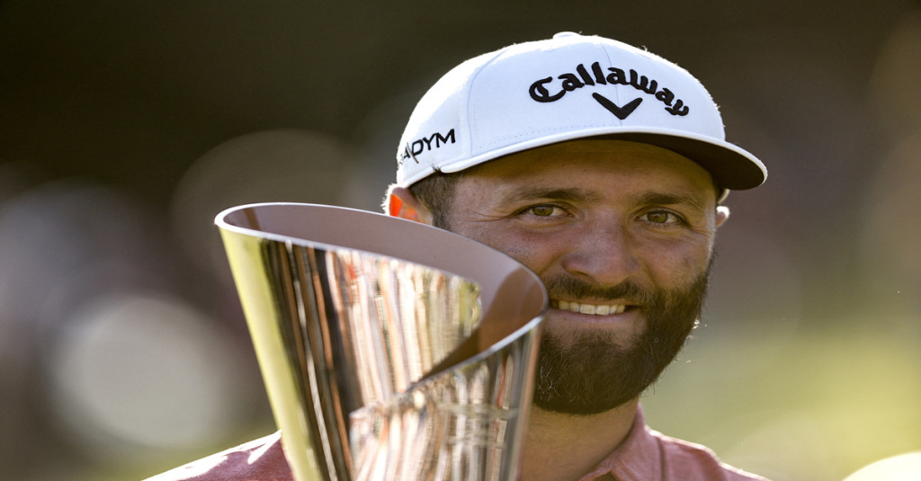 PACIFIC PALISADES Jon Rahm col trofeo vinto al Genesis Invitational (Foto di Michael Owens / GETTY IMAGES NORTH AMERICA / Getty Images via AFP).