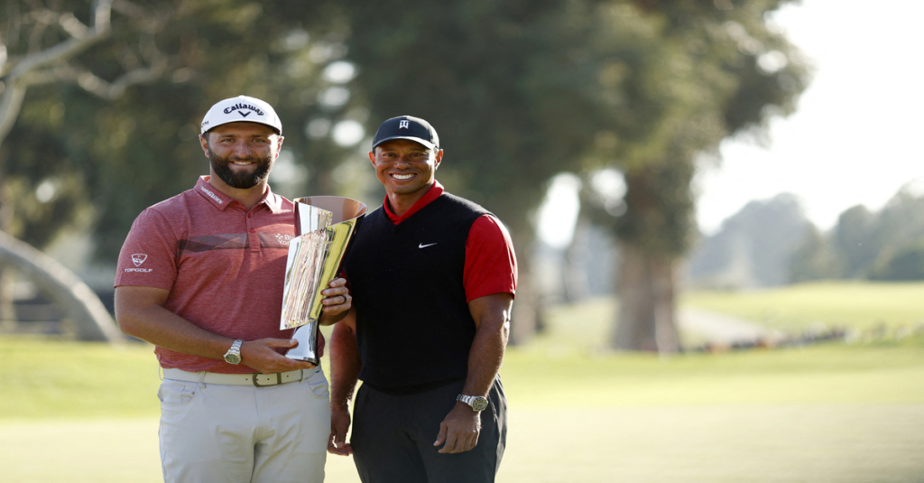 PACIFIC PALISADES  Tiger Woods e Jon Rahm alla premiazione del Genesis Invitational al Riviera Country Club  (Foto di Cliff Hawkins / GETTY IMAGES NORTH AMERICA / Getty Images via AFP).