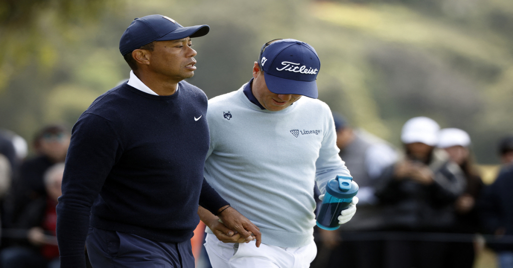 PACIFIC PALISADES Tiger Woods e Justin Thomas lasciano il tee della buca 9 e il campione californiano fa uno scherzo all'amico (Foto di Cliff Hawkins / Getty Images via AFP).