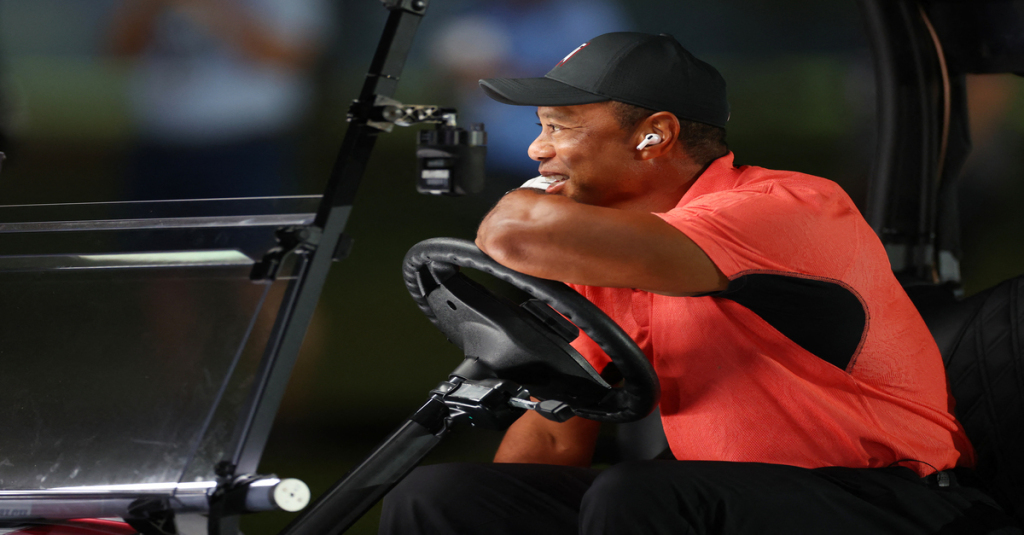 BELLEAIR Tiger Woods sul golf car durante il "The Match 7" giocato a dicembre al Pelican Golf Club in Florida.  (Foto di Mike Ehrmann / Getty Images via AFP)