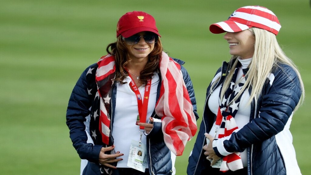 La prima uscita di Erica Herman  con Tiger Woods. Eccola con Justine, moglie di Patrick Reed. Le due donne erano a bordo campo della Presidents Cup 2017 (Foto di Rob Carr / GETTY IMAGES NORTH AMERICA / Getty Images via AFP).