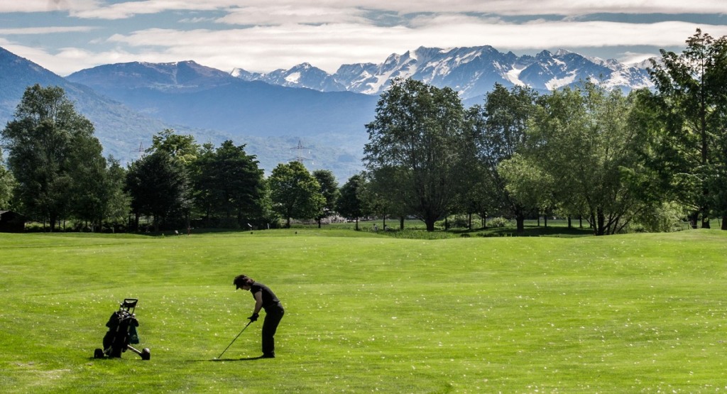 Una buca del Golf Valtellina, con uno splendido panorama. adesso il circolo è in cerca di una nuova gestione dopo il dietrofront annunciato dagli spagnoli di Global.