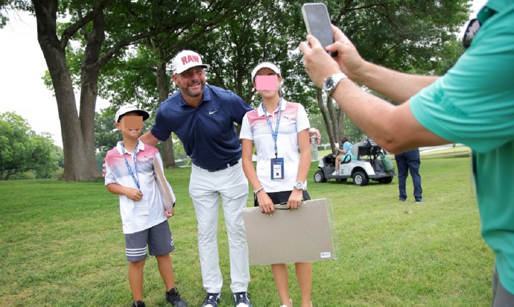 FORT WORTH  Michael Block con i suoi nuovi fans alla vigilia del Charles Schwab Challenge (Foto di Jonathan Bachman / GETTY IMAGES NORTH AMERICA / Getty Images via AFP)