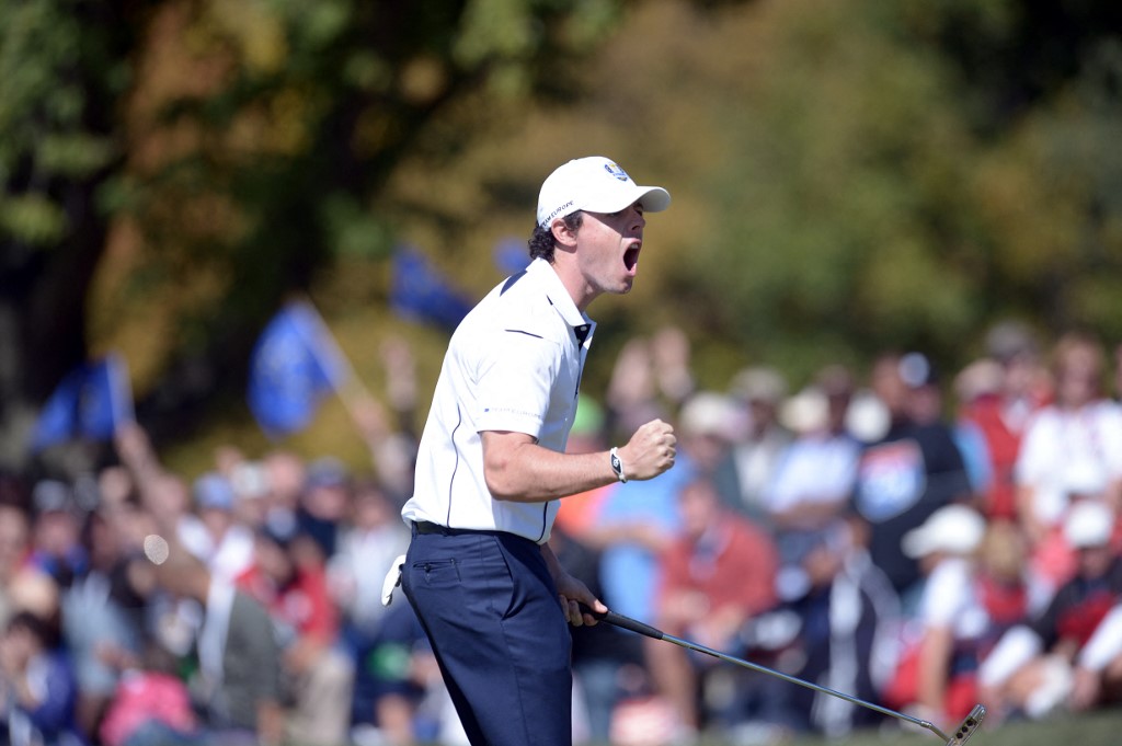 Rory McIlroy marca un birdie sulla 9 nei singoli della Ryder Cup nel giorno del miracolo di Medinah (Photo by BRENDAN SMIALOWSKI / AFP)