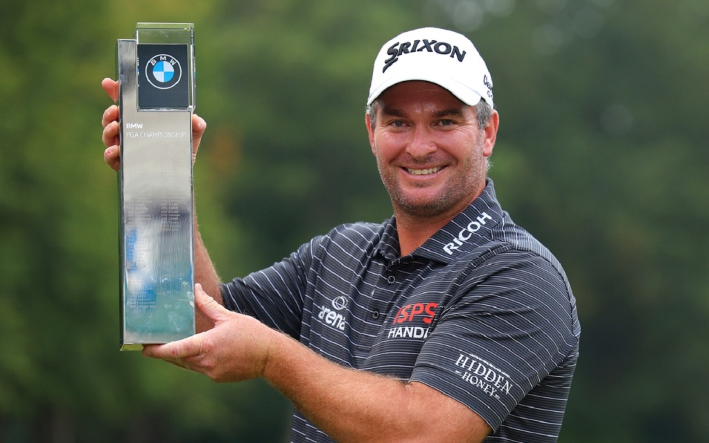 VIRGINIA WATER Ryan Fox e il trofeo in palio per il BMW PGA Championship  
(Photo by Andrew Redington/Getty Images).