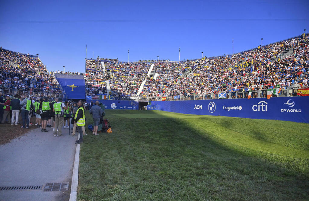 La buca 1 nel giorno dei foursome al Marco Simone alla Ryder Cup 2023 (Foto ANSA/RICCARDO ANTIMIANI)