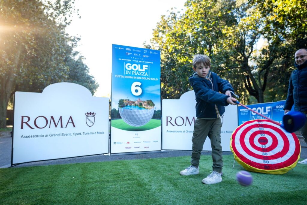 Uno dei bambini protagonisti di "Golf in piazza" a Roma