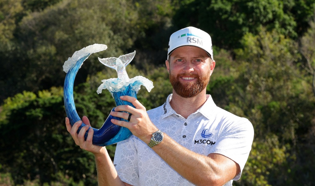 KAPALUA, HAWAII  Chris Kirk alza il trofeo del The Sentry 2024 (Foto di Kevin C. Cox / GETTY IMAGES NORTH AMERICA / Getty Images via AFP)