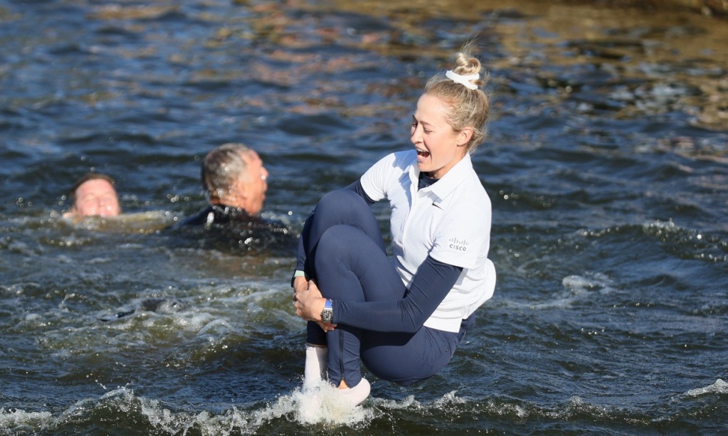 Nelly Korda si tuffa nel laghetto dopo il successo nel The Chevron Championship (Foto di ANDY LYONS / GETTY IMAGES NORTH AMERICA / Getty Images via AFP)