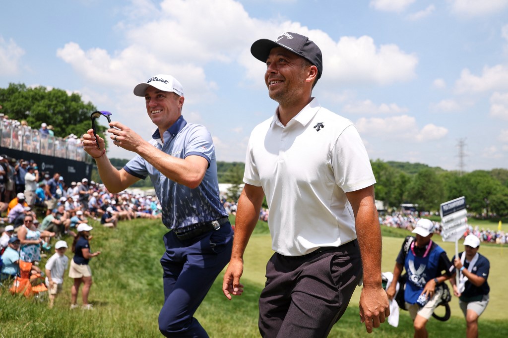 LOUISVILLE Xander Schauffele e Justin Thomas dopo aver chiuso la buca 9  nel primo giro del PGA Championship 2024 (Photo by Christian Petersen / GETTY IMAGES NORTH AMERICA / Getty Images via AFP)