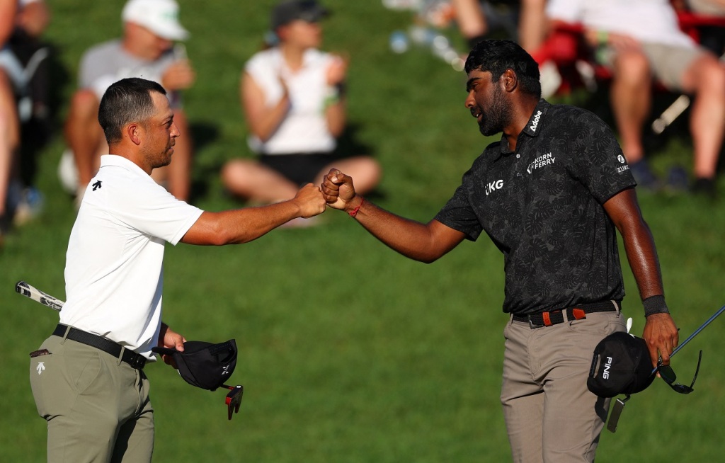 LOUISVILLE Xander Schauffele e Sahith Theegala a fine gara (Foto di Andrew Redington / GETTY IMAGES NORTH AMERICA / Getty Images via AFP)