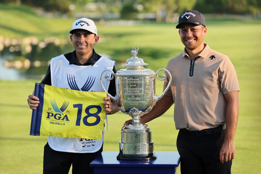 LOUISVILLE Xander Schauffele e il suo caddie Austin Kaiser in posa con il Wanamaker Trophy dopo la vittoria al PGA Championship 2024 giocato al Valhalla Golf Club (Foto di ANDY LYONS / GETTY IMAGES NORTH AMERICA / Getty Images via AFP)