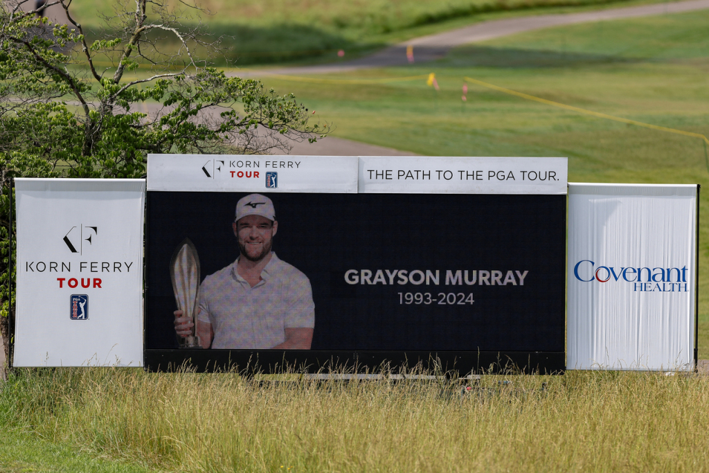 KNOXVILLE, TENNESSEE Grayson Murray ricordato con un minuto di silenzio nel giro finale del Visit Knoxville Open. Il 30enne aveva vinto tre volte su questo tour  (Foto di Brennan Asplen / GETTY IMAGES NORTH AMERICA / Getty Images via AFP)