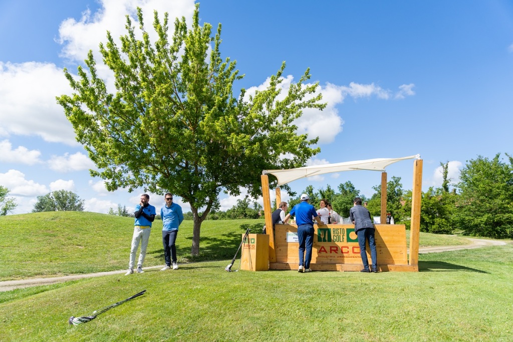 Il momento della buvette in un'edizione precedente di Ristogolf (Foto Aromi)