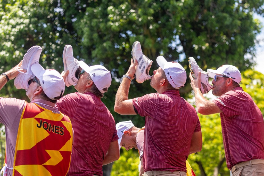 Champagne per Matt Jones col caddie (Lance Bailey) Lucas Herbert e Marc Leishman dopo la vittoria come team Ripper al Sentosa Golf Club (Foto di Jon Ferrey/LIV Golf) Koepka ha vinto la gara individuale
