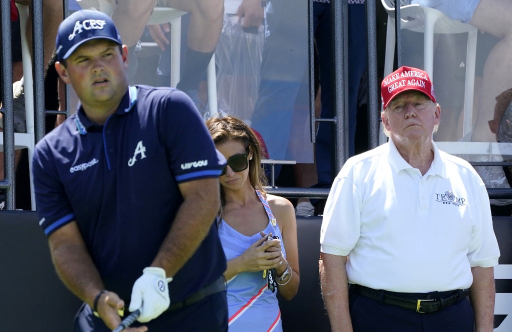 Patrick Reed sotto lo sguardo di Donald Trump al LIV Golf-Bedminster 2023 giocato al Trump National (Foto di TIMOTHY A. CLARY / AFP) il buono il brutto e il cattivo