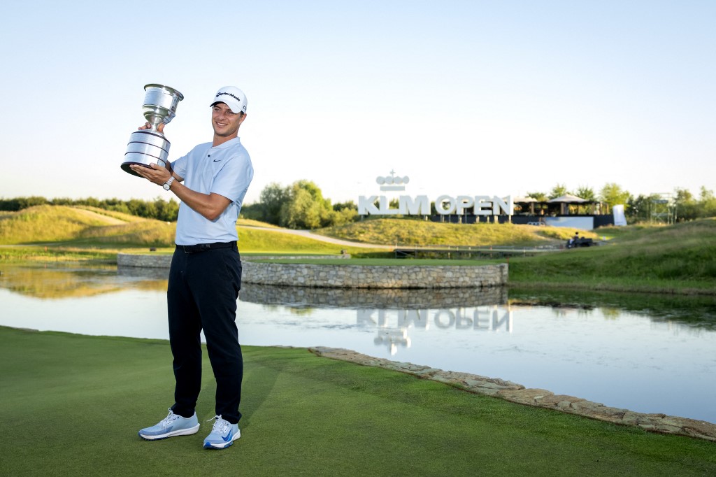 Guido Migliozzi alza il trofeo del KLM Open giocato al The International Golf Course (Foto di Sander Koning / ANP / AFP) / Netherlands OUT