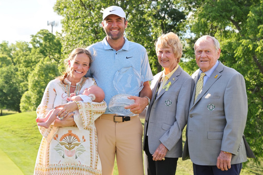 DUBLIN, OHIO Meredith con Bennett Scheffler, Scottie Scheffler, Jack Nicklaus e Barbara Nicklaus dopo il  Memorial Tournament (Foto di Michael Reaves / GETTY IMAGES NORTH AMERICA / Getty Images via AFP)