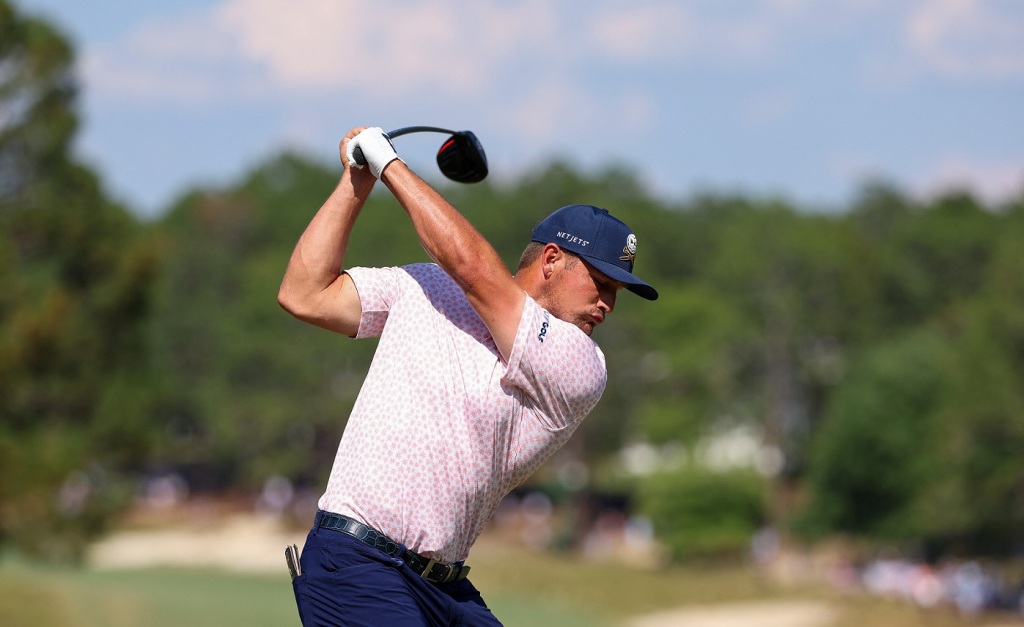 PINEHURST Bryson DeChambeau sul tee di partenza della buca 4 nel terzo giro dello US Open 2024  (Foto di Gregory Shamus / GETTY IMAGES NORTH AMERICA / Getty Images via AFP)