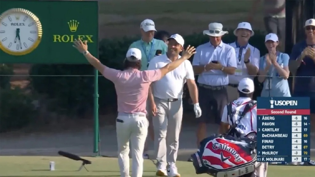 Francesco Molinari "congratulato" da Min Woo Lee dopo la hole-in-one allo US Open 2024