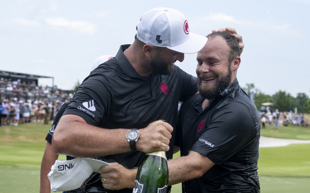 Il capitano di Legion XIII Jon Rahm festeggia con Tyrrell Hatton la vittoria individuale dell'inglese e quella del loro team  (Foto di Charles Laberge/LIV Golf)