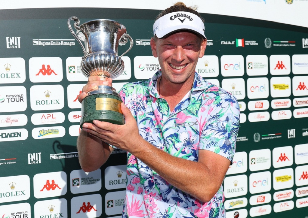 Marcel Siem alza il trofeo all'Open d'Italia 2024 (Foto DP World Tour)