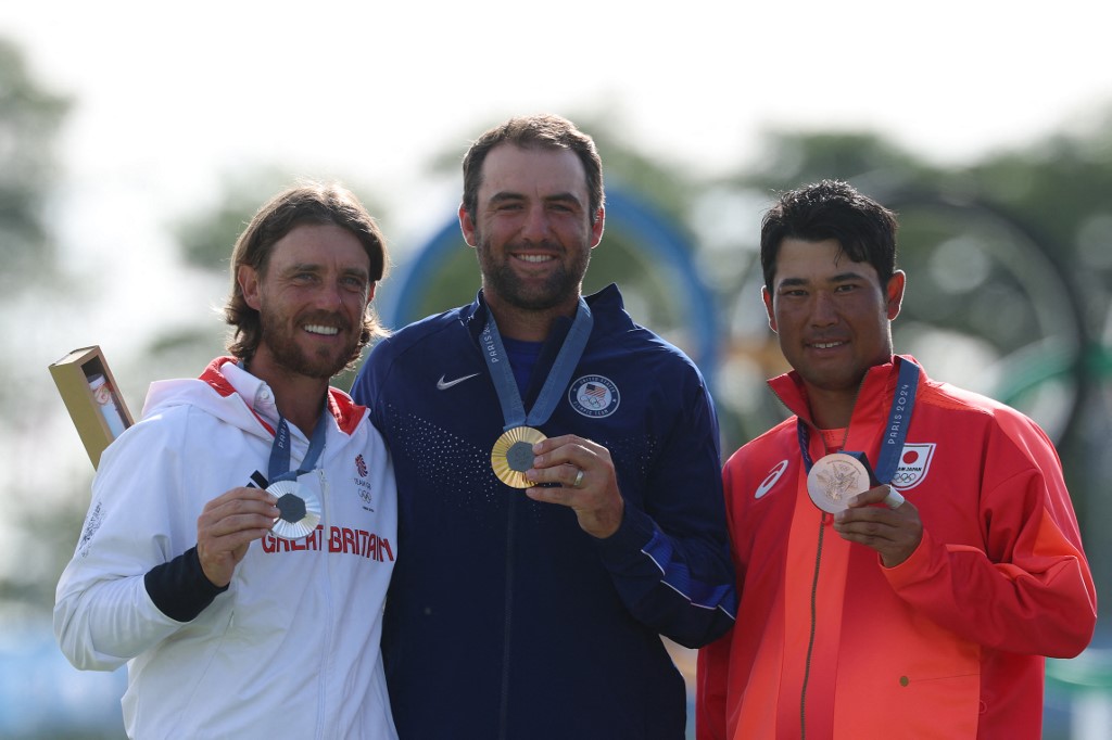 Thomas Fleetwood, Scottie Scheffler e Hideki Matsuyama in posa dopo la fine della gara maschile di golf alle Olimpiadi (Foto di Emmanuel DUNAND / AFP)