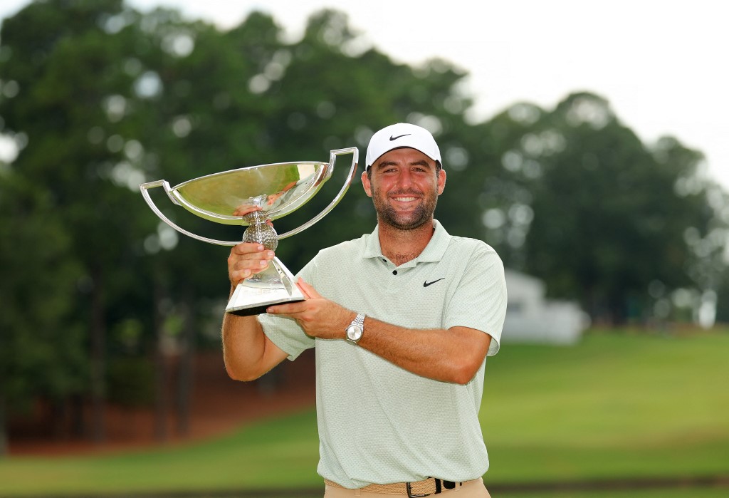 ATLANTA Scottie Scheffler con il trofeo della FedExCup conquistato dopo il successo al TOUR Championship  (Foto di Kevin C. Cox / GETTY IMAGES NORTH AMERICA / Getty Images via AFP)