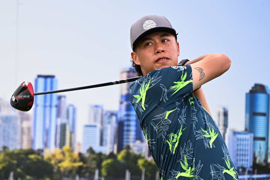 Il golfista Jeffrey Guan colpito da una pallina in faccia