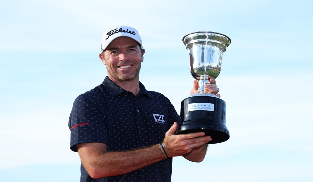 SAN ROQUE Dopo nove buche di playoff Julien Guerrier alza il trofeo dell'Estrella Damm N.A. Andalucia Masters 2024  (foto di Andrew Redington/Getty Images)