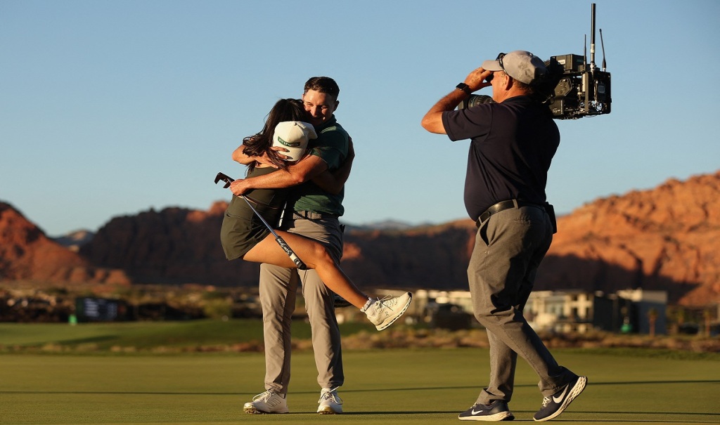 ST GEORGE Matt McCarty festeggia con la fidanzata Madi Moore la prima vittoria sul PGA Tour (Foto di Christian Petersen / Getty Images via AFP)