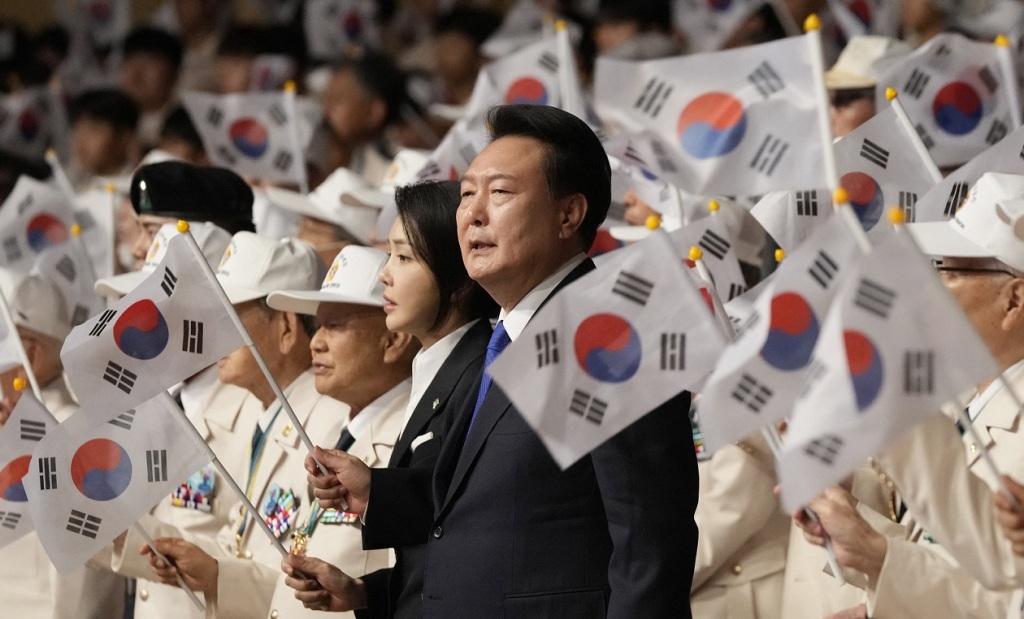 Yoon Suk Yeol e la moglie Kim Keon Hee in una manifestazione nazionale in Corea del Sud (Foto di Ahn Young-joon / POOL / AFP)