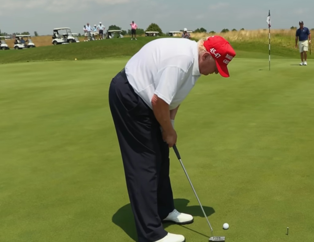 Donald Trump e il golf: uno scatto preso da "Break 50"