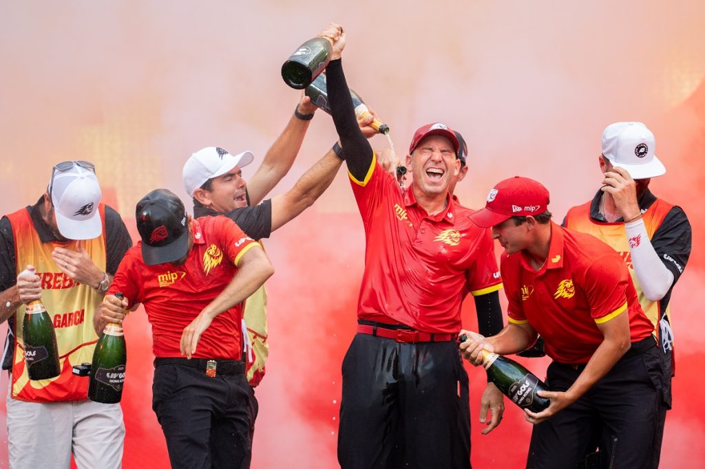 Sergio Garcia e il suo team, i Fireballs GC (Abraham Ancer, Luis Masaveu e David Puig) festeggiano il successo nel LIV Golf Hong Kong  (Foto di Mateo Villalba/LIV Golf)