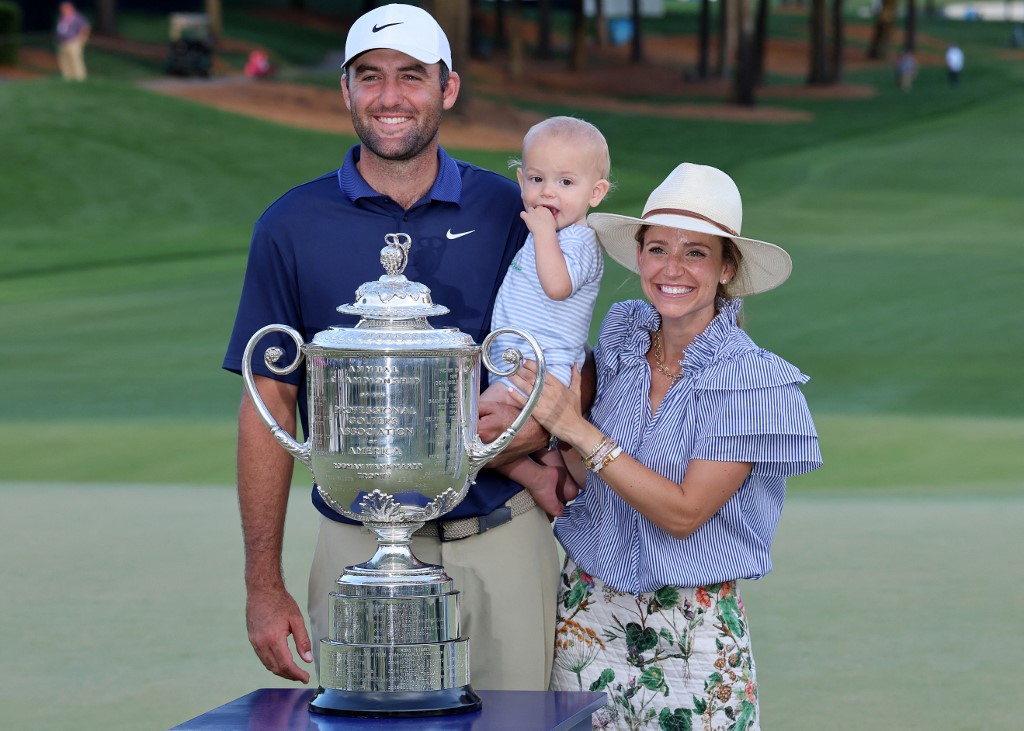 CHARLOTTE, NORTH CAROLINA Scottie Scheffler accanto alla moglie Meredith Scheffler e al figlio Bennett: davanti il Wanamaker Trophy (Foto by David Cannon/Getty Images)