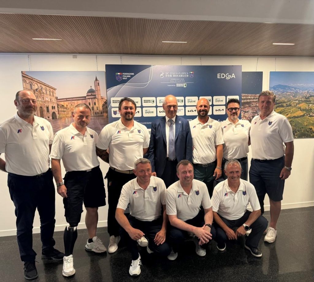 Cristiano Cerchiai con un gruppo di giocatori della Nazionale Paralimpica - Open d’Italia Disabili 2025 di golf