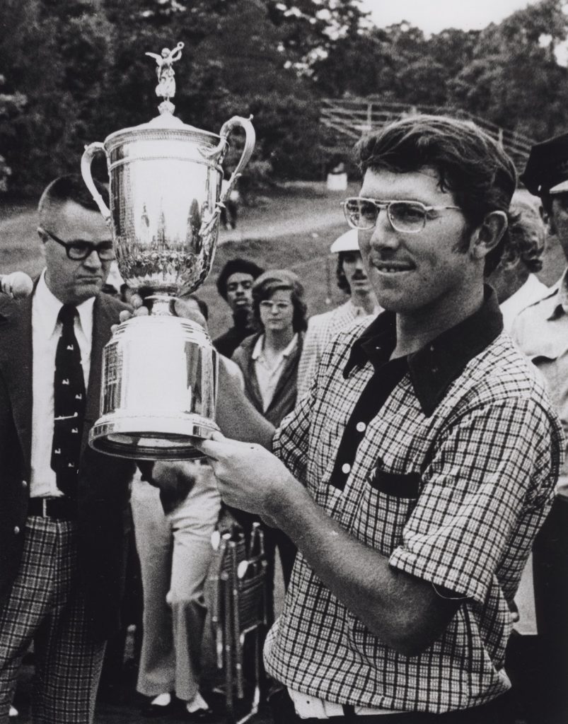Hale Irwin solleva il trofeo dello US Open 1974 (Foto da USGA Archives)