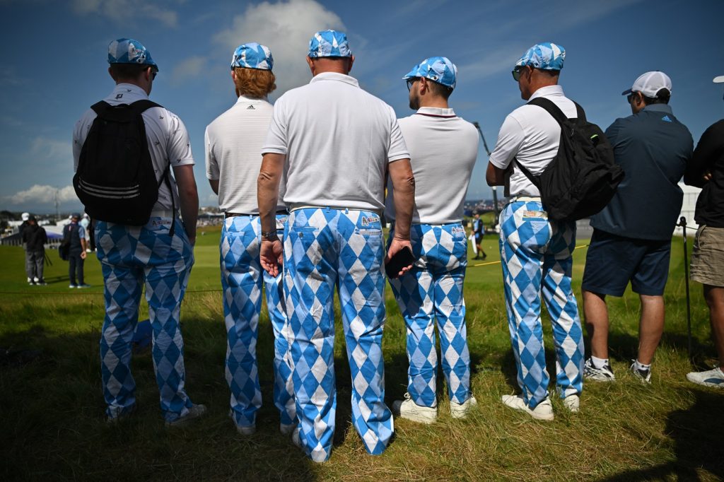 Spettatori "colorati" al british open studiano il campo pratica dei campioni (Foto di ANDY BUCHANAN / AFP)